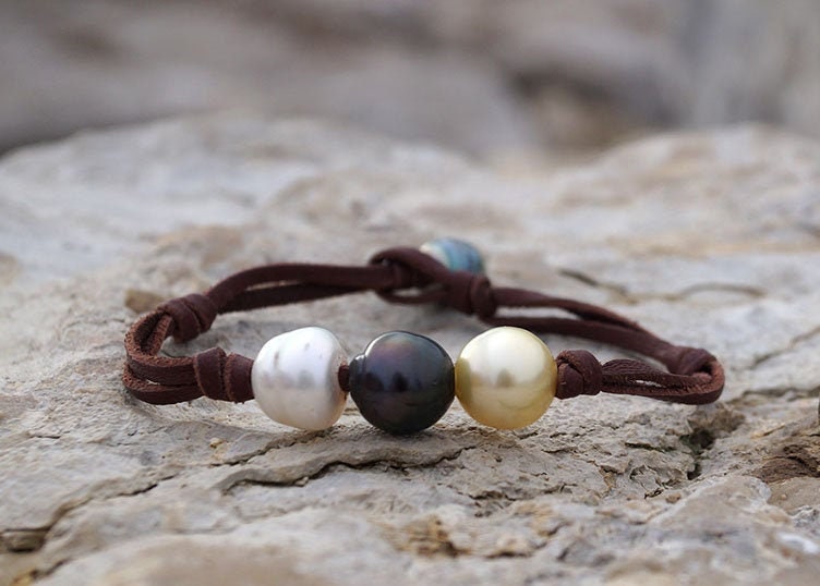 Bracelet avec ses perles de Tahiti et d'Australie, cuir, fermoir perle de Tahiti - Idra