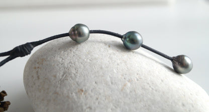 collier 3 perles de Tahiti en pendentif - cuir - fermoir coulissant - Austra
