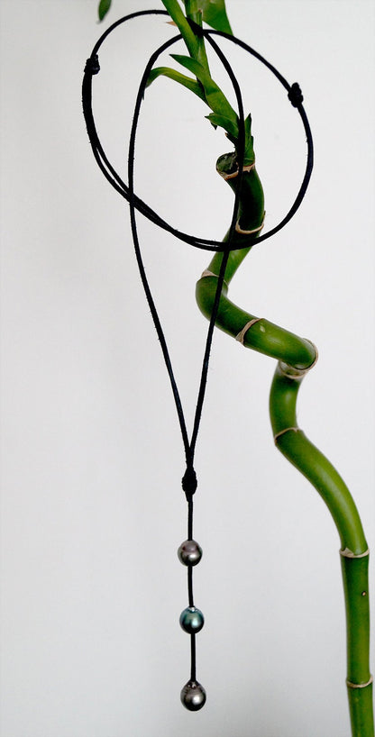 collier 3 perles de Tahiti en pendentif - cuir - fermoir coulissant - Austra