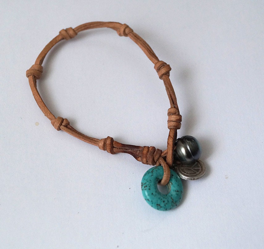 Tahiti pearl bracelet and turquoise donut with lasso clasp - Zora