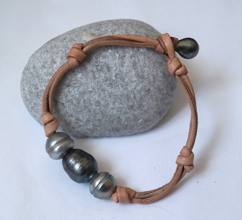 Bracelet trois perles de Tahiti sur cuir large - Ozzy