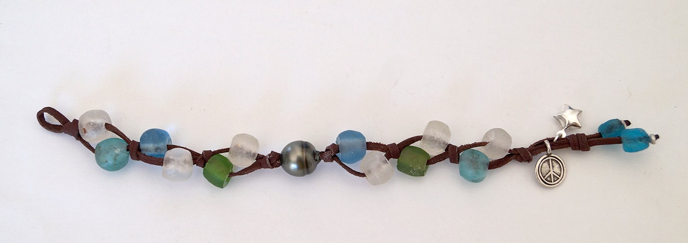 Bracelet assortiment perles de verre recyclées et perle de Tahiti - Heidi