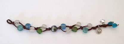 Bracelet assortiment perles de verre recyclées et perle de Tahiti - Heidi
