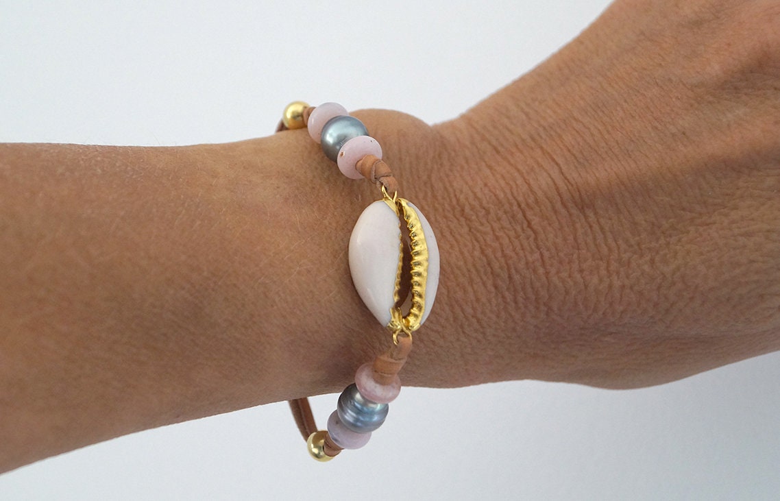 Bracelet perles de Tahiti coquillage cauris doré  fermoir perle opale - Naia