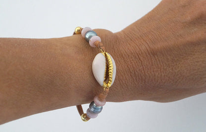 Bracelet perles de Tahiti coquillage cauris doré  fermoir perle opale - Naia