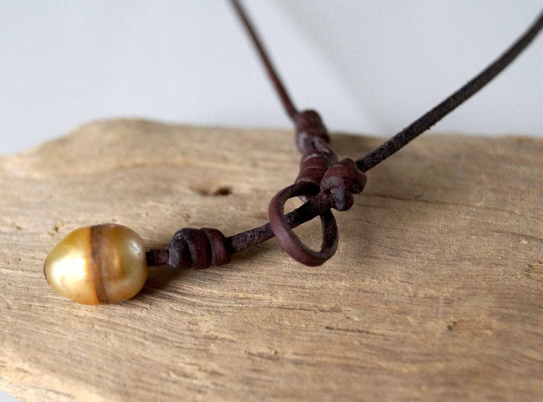 Collier 3 Perles dorées d'Australie sur cuir  en ras de cou - Mara
