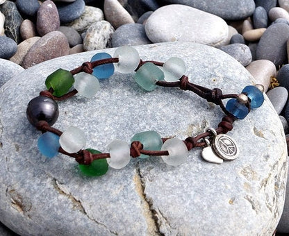 Bracelet assortiment perles de verre recyclées et perle de Tahiti - Heidi