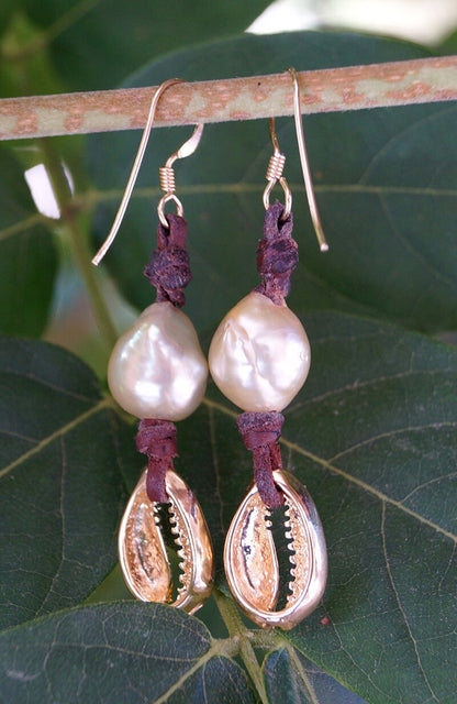 Boucles d'oreilles en perles Australiennes dorées et coquillages cauri - Gloria