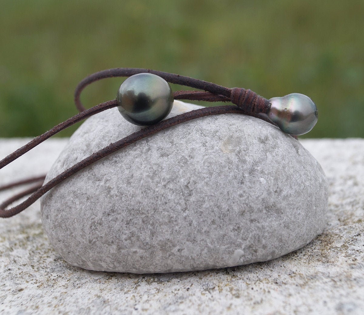 Collier en Perles de Tahiti, cuir, ajustable, fermoir perle de Tahiti - Sloanne