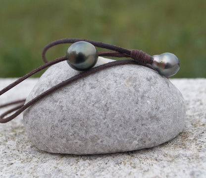 Collier en Perles de Tahiti, cuir, ajustable, fermoir perle de Tahiti - Sloanne