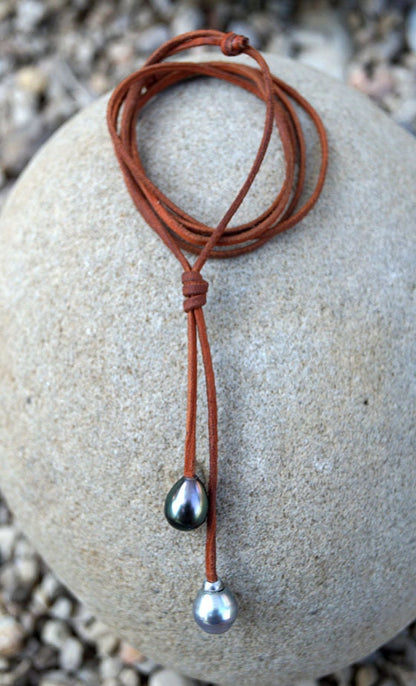 Perles de Tahiti contrastées sur cuir coulissant - Rita