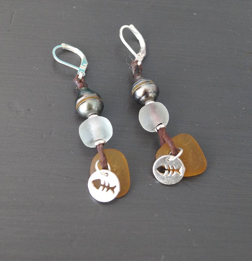 Boucle d'oreille avec perles de Tahiti, verre mer et charm's argent , apprêts argent 925 - Cara