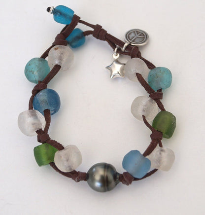 Bracelet assortiment perles de verre recyclées et perle de Tahiti - Heidi