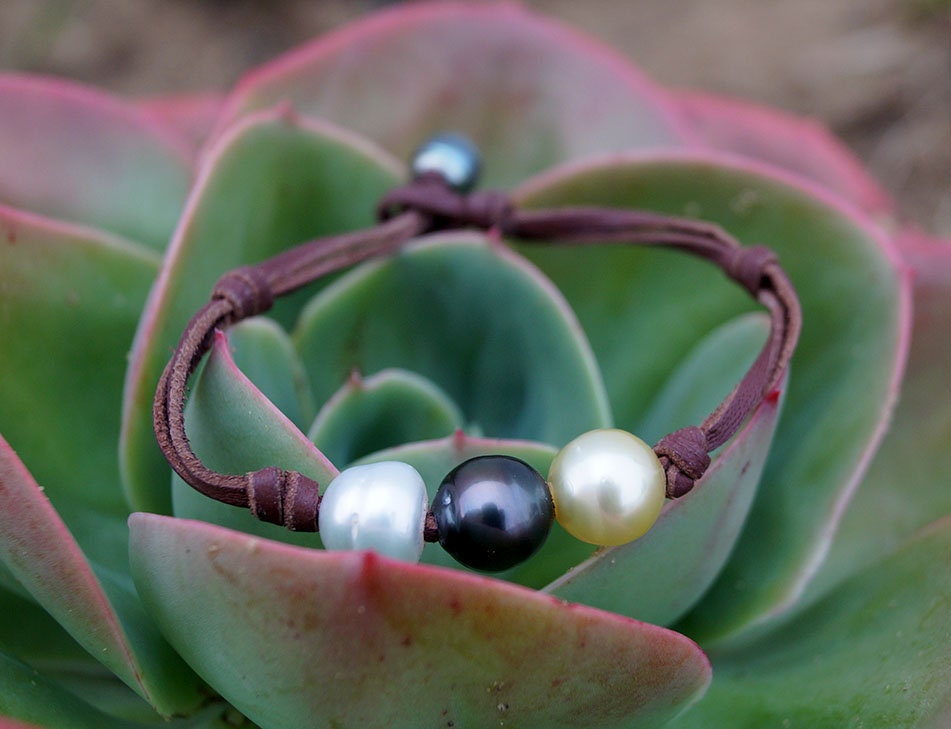 Bracelet avec ses perles de Tahiti et d'Australie, cuir, fermoir perle de Tahiti - Idra