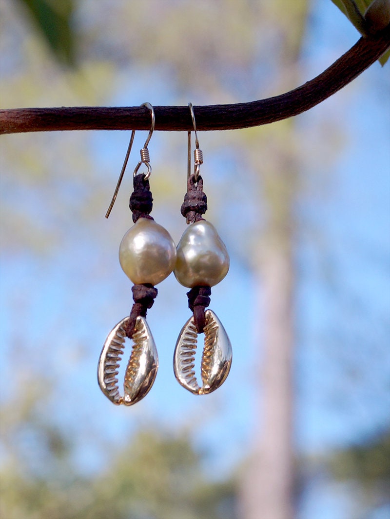 Boucles d'oreilles en perles Australiennes dorées et coquillages cauri - Gloria