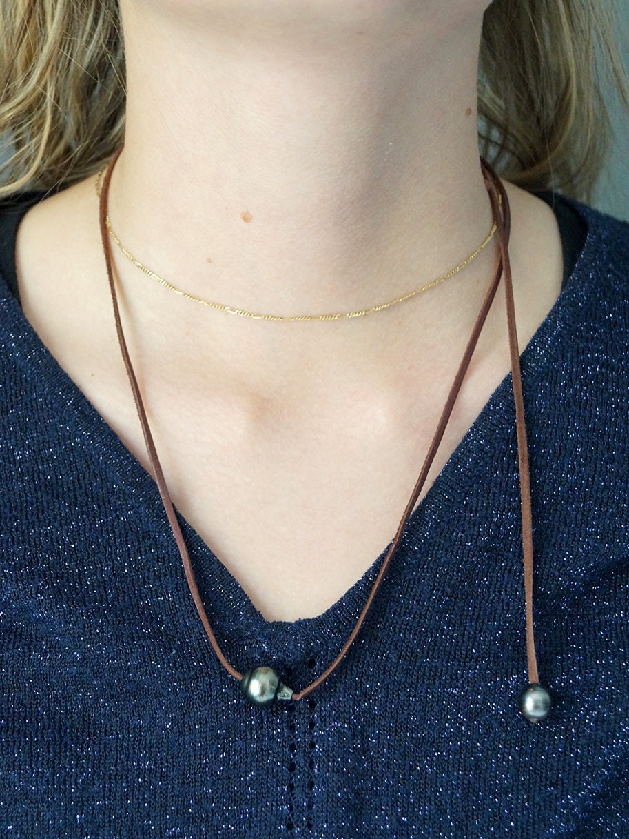Collier en Perles de Tahiti, cuir, ajustable, fermoir perle de Tahiti - Sloanne