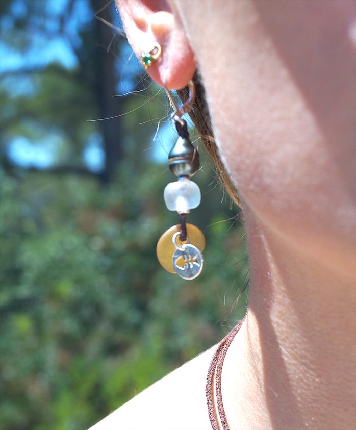 Boucle d'oreille avec perles de Tahiti, verre mer et charm's argent , apprêts argent 925 - Cara