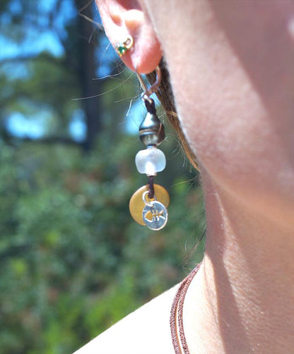 Boucle d'oreille avec perles de Tahiti, verre mer et charm's argent , apprêts argent 925 - Cara