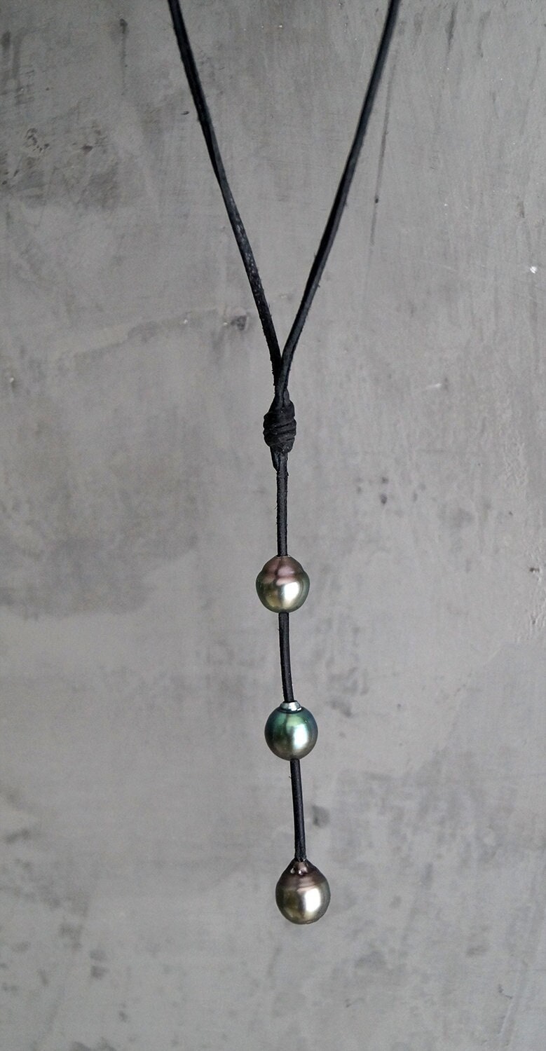 collier 3 perles de Tahiti en pendentif - cuir - fermoir coulissant - Austra