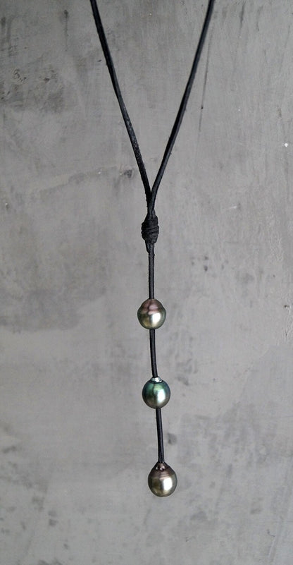 collier 3 perles de Tahiti en pendentif - cuir - fermoir coulissant - Austra