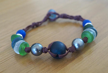 Bracelet avec 2 Perles de Tahiti, perles de verre de mer cuir et argent - Amalia