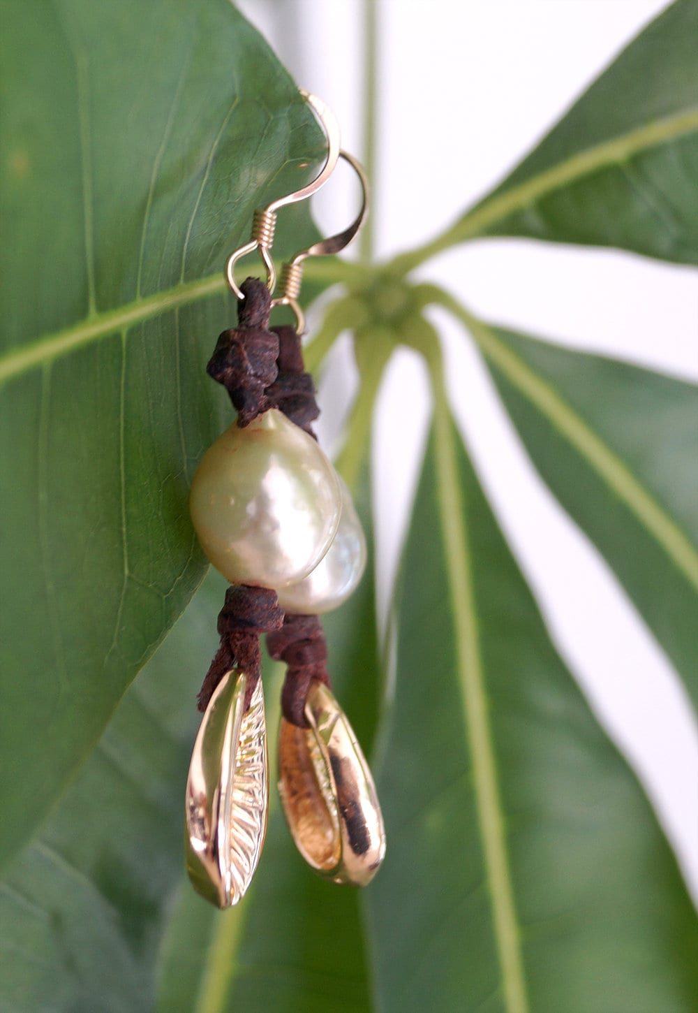 Boucles d'oreilles en perles Australiennes dorées et coquillages cauri - Gloria