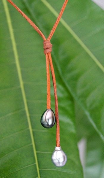 Perles de Tahiti contrastées sur cuir coulissant - Rita