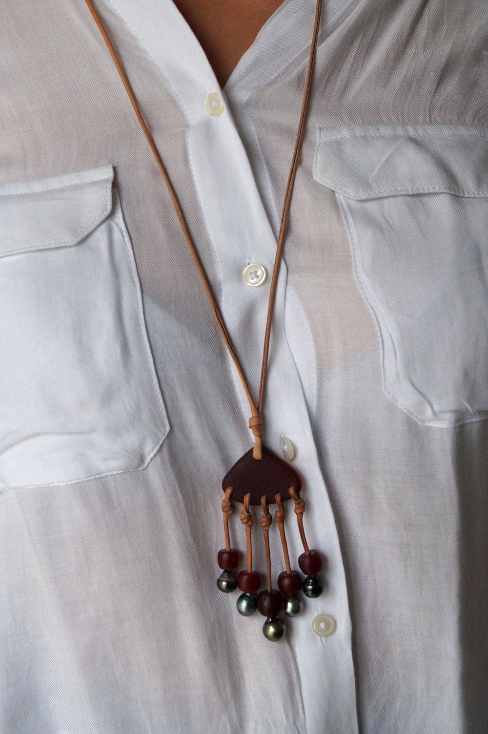 Perles de tahiti, pendentif verre mer poli, cuir, collier femme adaptable - Thera