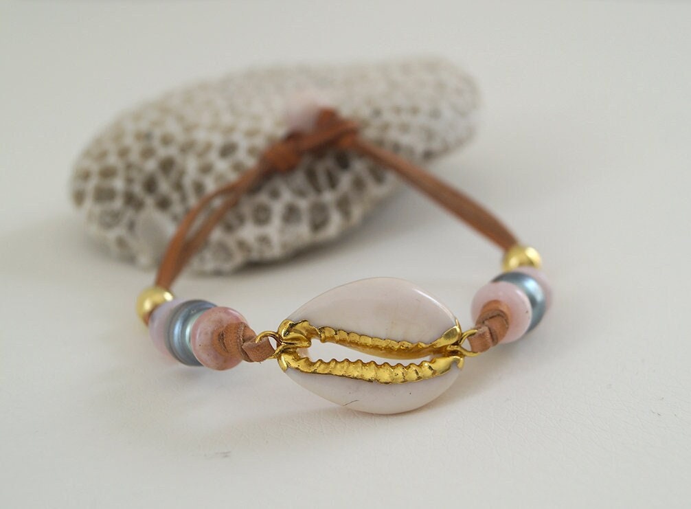 Bracelet perles de Tahiti coquillage cauris doré  fermoir perle opale - Naia