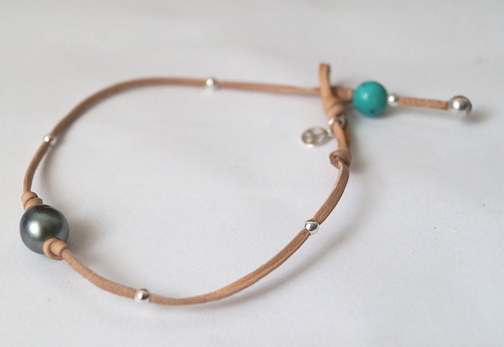 Bracelet de cheville perle de Tahiti, charms peace & love et fermoir turquoise - Gaia