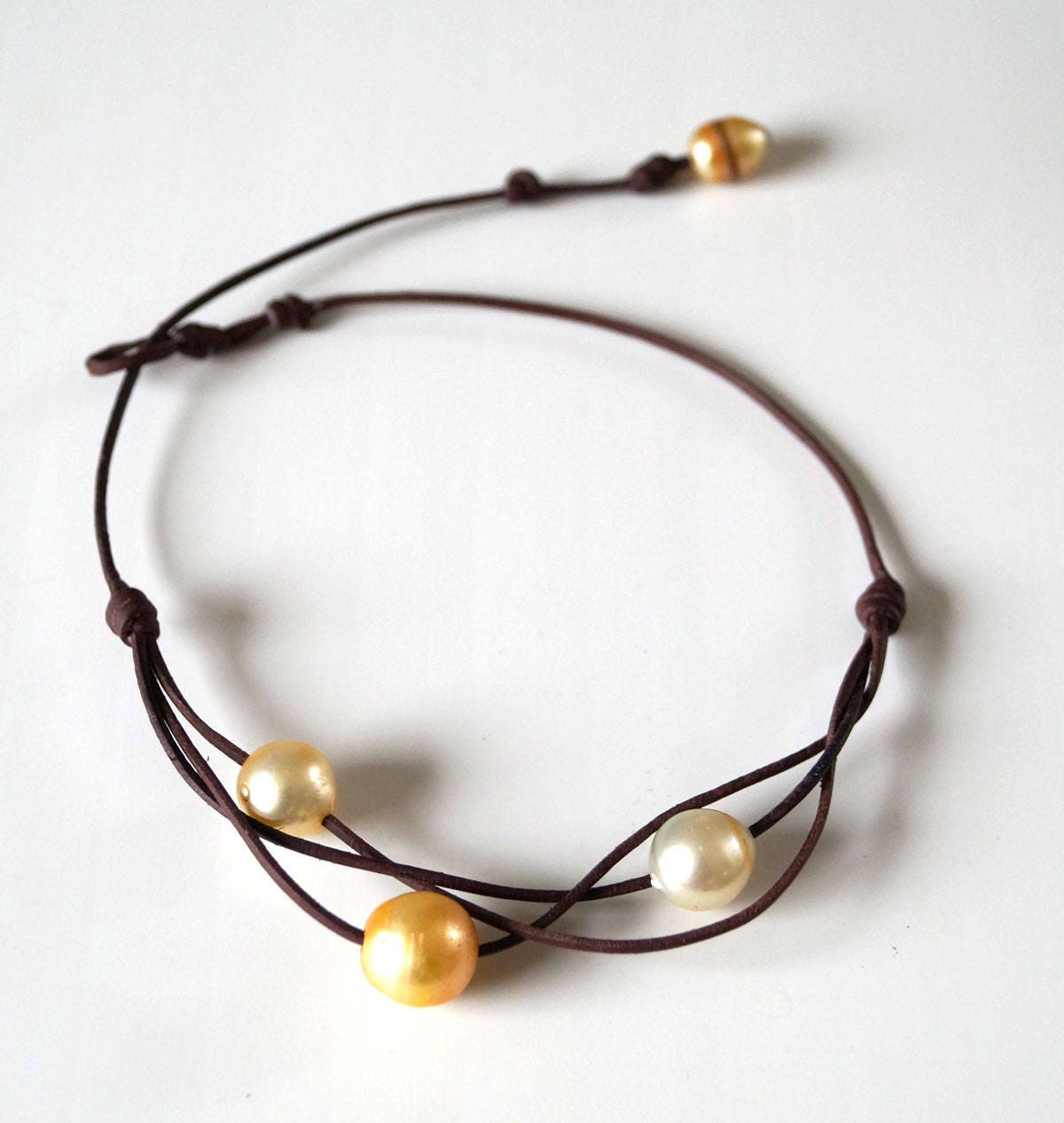 Collier 3 Perles dorées d'Australie sur cuir  en ras de cou - Mara