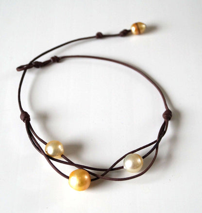Collier 3 Perles dorées d'Australie sur cuir  en ras de cou - Mara
