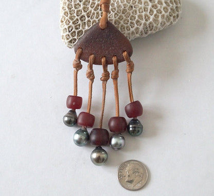 Perles de tahiti, pendentif verre mer poli, cuir, collier femme adaptable - Thera
