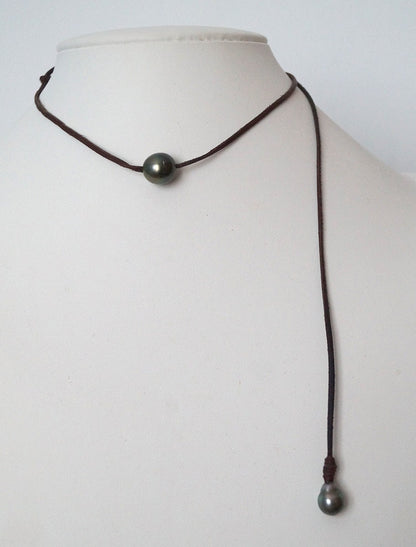 Collier en Perles de Tahiti, cuir, ajustable, fermoir perle de Tahiti - Sloanne