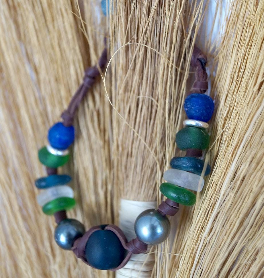 Bracelet avec 2 Perles de Tahiti, perles de verre de mer cuir et argent - Amalia