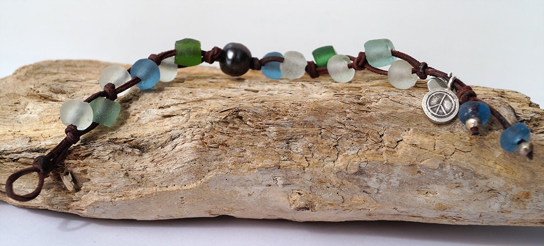 Bracelet assortiment perles de verre recyclées et perle de Tahiti - Heidi