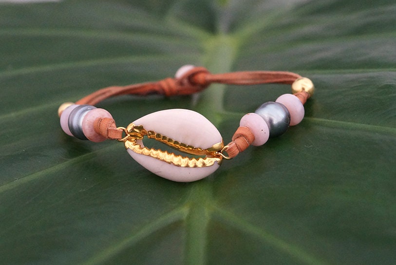 Bracelet perles de Tahiti coquillage cauris doré  fermoir perle opale - Naia