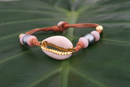 Bracelet perles de Tahiti coquillage cauris doré  fermoir perle opale - Naia