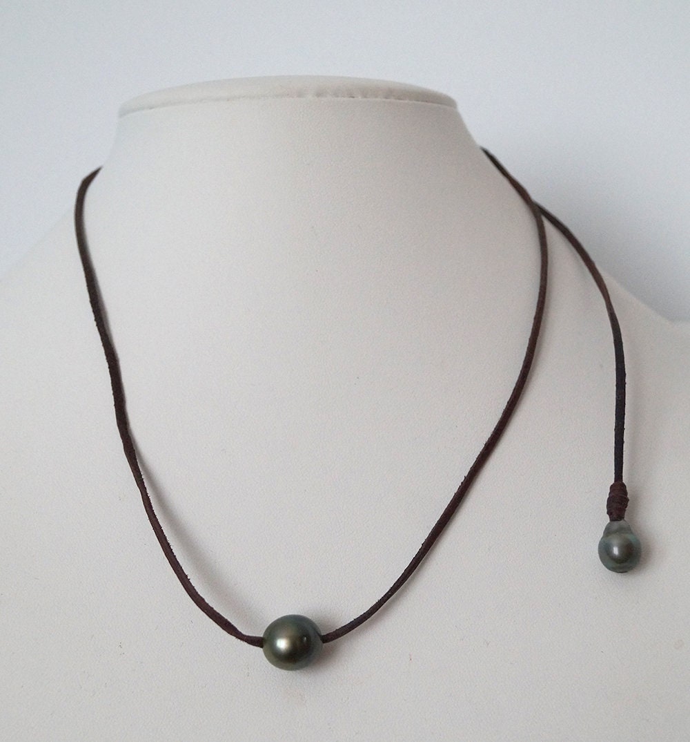 Collier en Perles de Tahiti, cuir, ajustable, fermoir perle de Tahiti - Sloanne