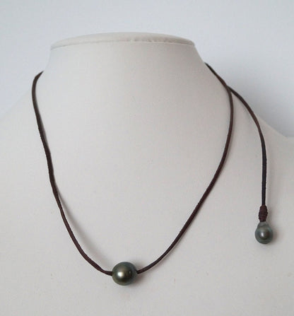 Collier en Perles de Tahiti, cuir, ajustable, fermoir perle de Tahiti - Sloanne