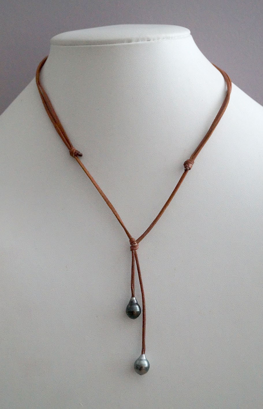 Perles de Tahiti contrastées sur cuir coulissant - Rita