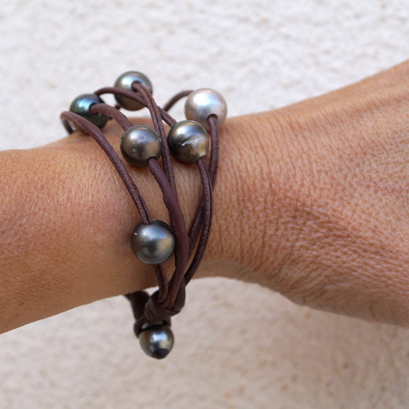 Bracelet en cuir avec plusieurs perles de Tahiti pour femme
