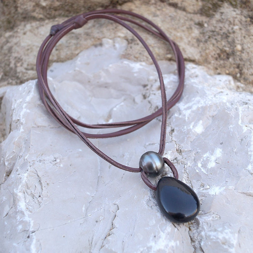 perle de culture noire et cuir