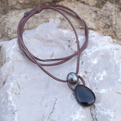 perle de culture noire et cuir