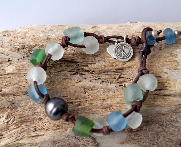 Bracelet assortiment perles de verre recyclées et perle de Tahiti - Heidi