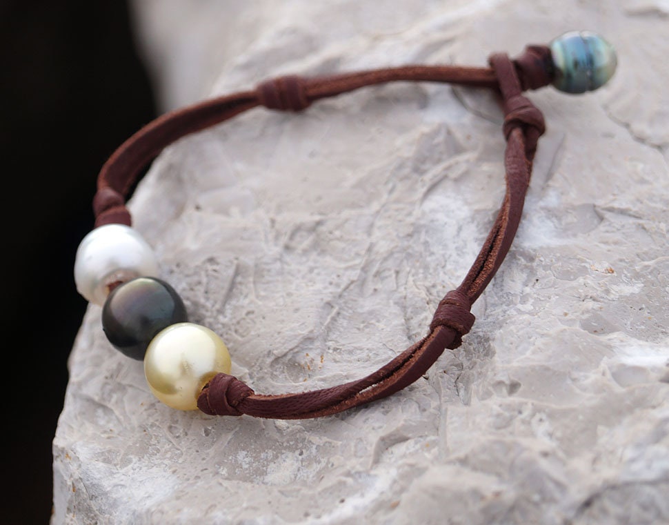 Bracelet avec ses perles de Tahiti et d'Australie, cuir, fermoir perle de Tahiti - Idra