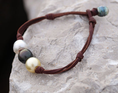 Bracelet avec ses perles de Tahiti et d'Australie, cuir, fermoir perle de Tahiti - Idra