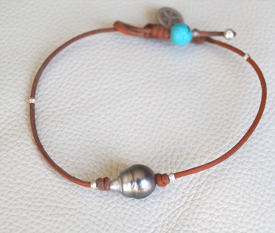 Bracelet de cheville perle de Tahiti, charms peace & love et fermoir turquoise - Gaia