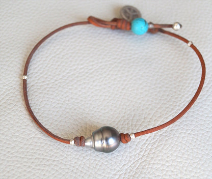 Bracelet de cheville perle de Tahiti, charms peace & love et fermoir turquoise - Gaia