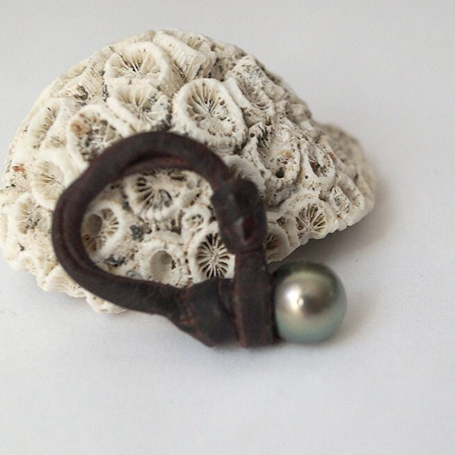 bague en cuir et perle de Tahiti